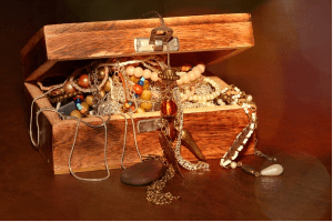 https://pixabay.com/en/treasure-chest-chest-jewellery-open-619868/ Treasure